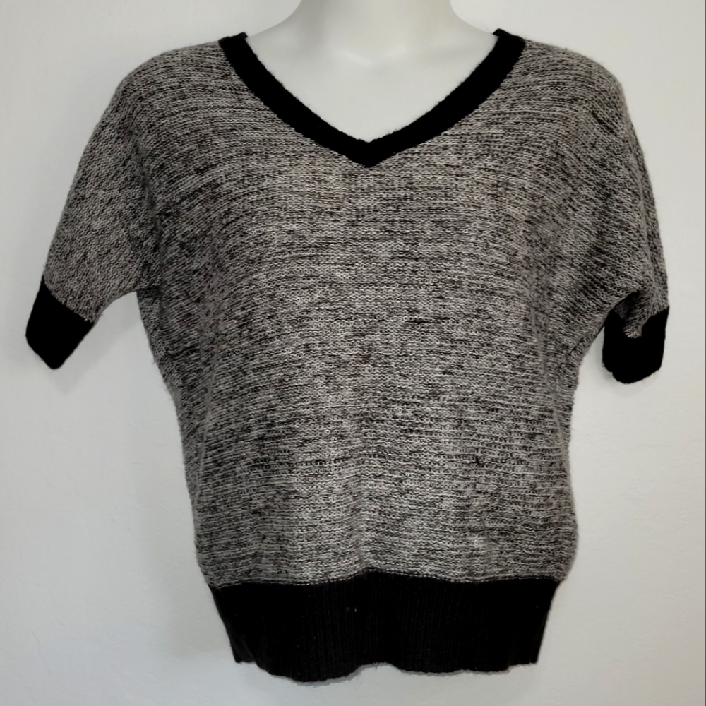Maurices Gray and Black Short Sleeve Women's Sweater Medium